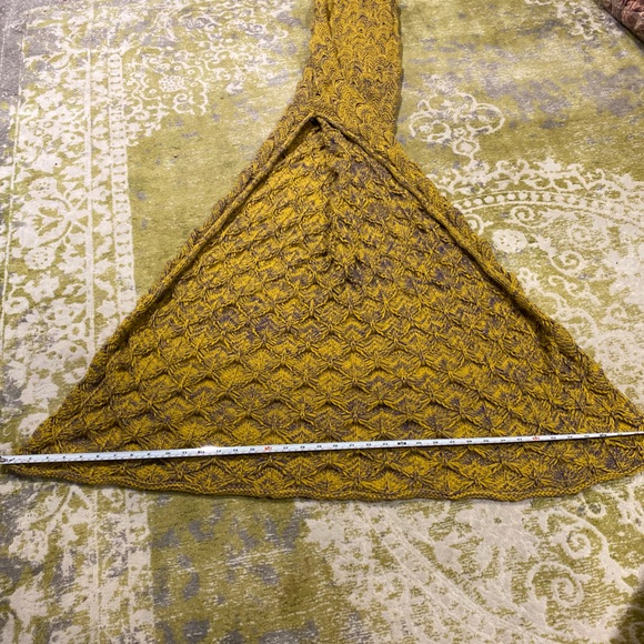 Mermaid Tail Blanket - Picture 6 of 10